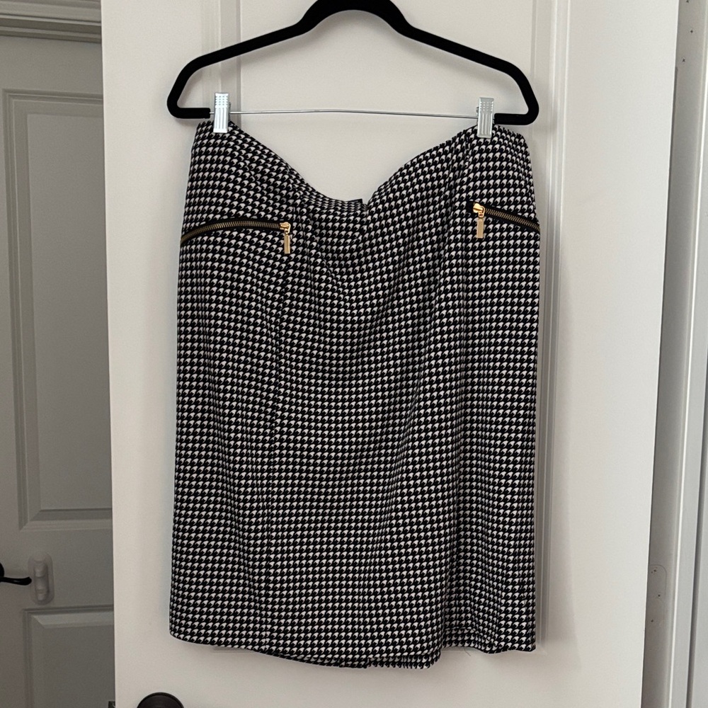 Elegant Black and White Houndstooth Skirt